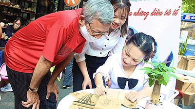Nữ văn sĩ viết bằng một ngón tay