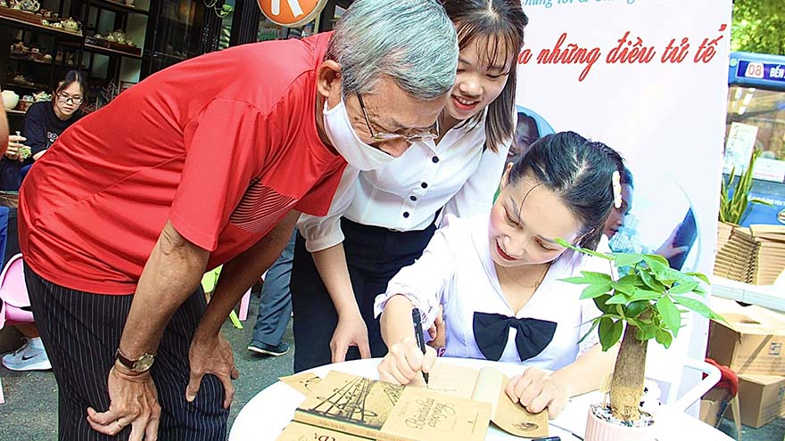 Nữ văn sĩ viết bằng một ngón tay