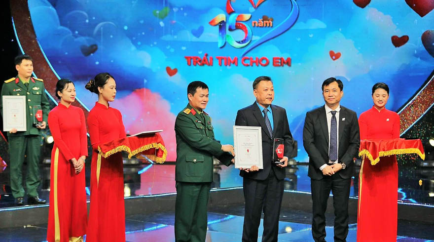 Gala 15 năm “Trái tim cho em”