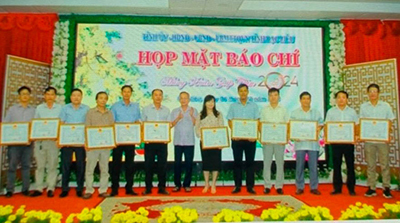 Họp mặt, khen thưởng hoạt động báo chí đóng góp cho sự phát triển